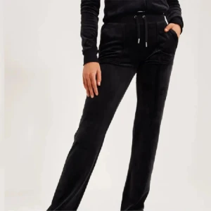  Juicy contour  - Säljer ett par svarta Juicy Couture byxor skriv för egna bilder ❤️