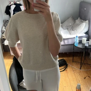 Stickad tröja  - Säljer en beige stickad tröja från Vero Moda, aldrig använd🤍