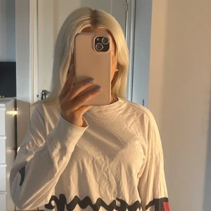 Långärmad champion tröja  - Jag säljer denna champion tröja, strl ser ni i bilden 🥰 jag har en likadan sån här fast i svart som jag också säljer! Om man vill köpa en så kostar det 120 men om du vill köpa båda så får du dom för 190