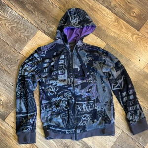 skater hoodie 🤑🔥 - 🤑🙏 skater hoodie lite trasig zipper men funkar 🔥🤑 säljer för att den är lite liten på mig 🔥🤯 skicka en dm om ni vill ha bilder och diskutera pris 🔥🙏