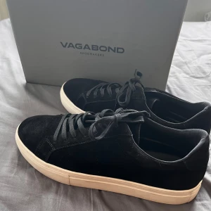 Nya Svarta Vagabond skor  - Hejsan, Jag säljer mina   Vagabond skor. Jag köpte fel storlek och därav säljer jag dessa minimalistiska skorna. Jag använde skorna fåtal ggr men är fortfarande i ny skick. Skorna är storlek 45.  Jag är öppen för frågor och funderingar😊