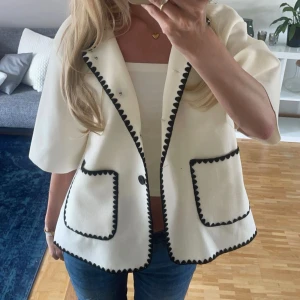 Ascool trekvarts ärmad jacka - Säljer min jätte snygga trekvarts ärmade jacka,, perfekt till hösten💗