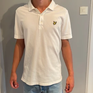 Lyle & Scott pike - Mycke bra skick skulle nästan säga att skicket är 10/10. Sparsamt använd.  Han på bilden är 185 och tröjan är i strl L. Hör av er för fler bilder eller eventuella funderingar!