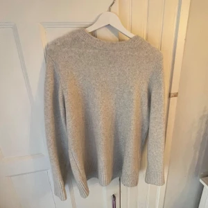 Grå stickad tröja från Amisu - Sjukt len och mjuk grå tjocktröja, väldigt bekväm!❣️
