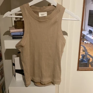 Fint beiget ribbat tank linne💗 - Fin beige ribbad tank/linne. Jätte fint ribbat (se på bild fyra). Den är i väldigt bra skick. Färgen är som en lite små mörk beige. Ett perfekt basplagg för hösten. Står storlek XS och skulle säga att den är det. Om du har frågar så kontakta mig💗
