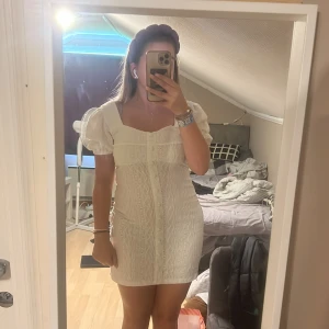 Fin vit klänning🎀  - En jätte fin vit klänning från reserved. Använd 1 gång och är nyskick. Storlek S