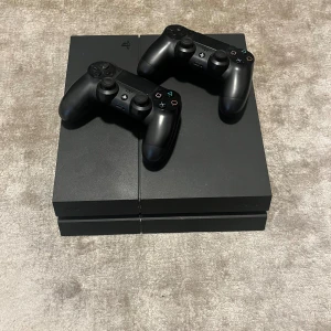 Ps4 flat  - Säljer ett ps4 flat som funger hur bra som helt. Säljer pågrund av att jag köpt ps5 så den kommer inte till någon användning. Snabb affär prioriterar jag, Hör av er vid några frågor.
