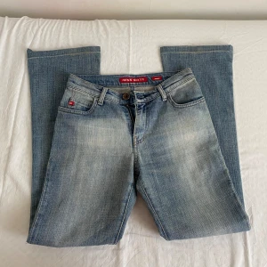 Miss Sixty Low Waisted Jeans - as snygga miss sixty ljus blåa low waisted bootcut / flare jeans, säljer eftersom att de inte passar mig! • midjemått: 72 / 73 cm runt ( 36 rakt över )  • innerbenslängd: 74 cm ( skriv ifall du har några funderingar🤍 )