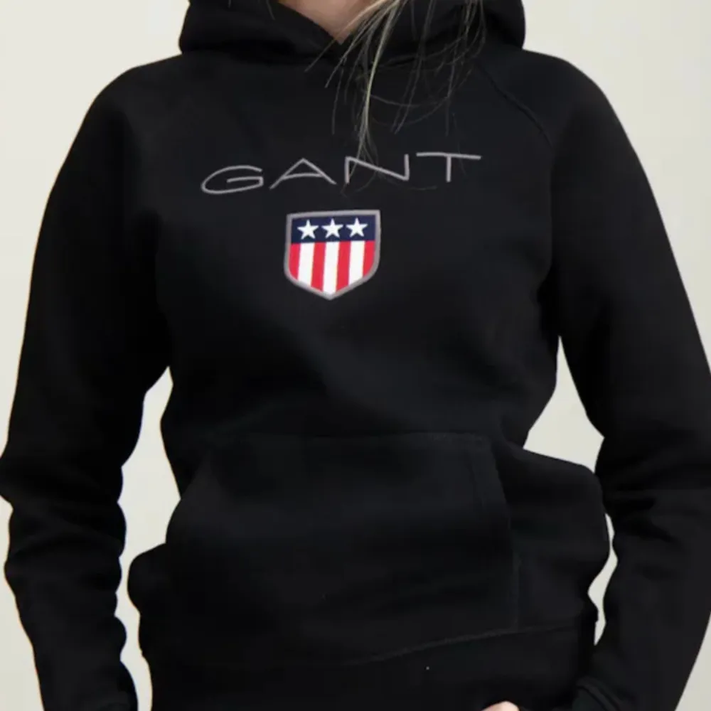 Gant hoodie storlek 13-14 år skulle säga att den sitter som en xs.  Inga defekter 💕 Obs: Lånade bilder💕 . Hoodies.