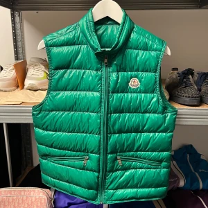 Moncler GUI- Green - WTS Moncler GUI- Green Storlek: 1 (Small) Skick: 9/10 Pris: 3000:-    Vänligen hör av dig vid frågor eller önskemål om mer bilder osv.
