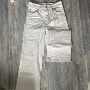 Vita jeans - Ett par vita jeans från hm. Är osäker på modellen men de är vida längre ner från benet. Säljer då jag har rensat garderoben och kommer lägga upp en del annonser!