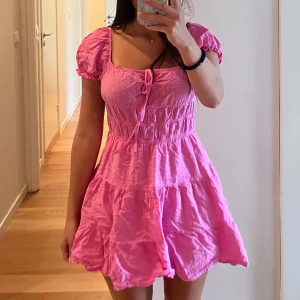 Klänning - Jättesöt klänning😋😋 behöver strykas därför är den väldigt skrynklig på bilderna