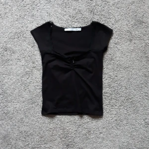 Topp - En jätte gullig topp från lager 157. Den är i gått sick då den bara använts en gång. Den ha lite spets på fram sidan.