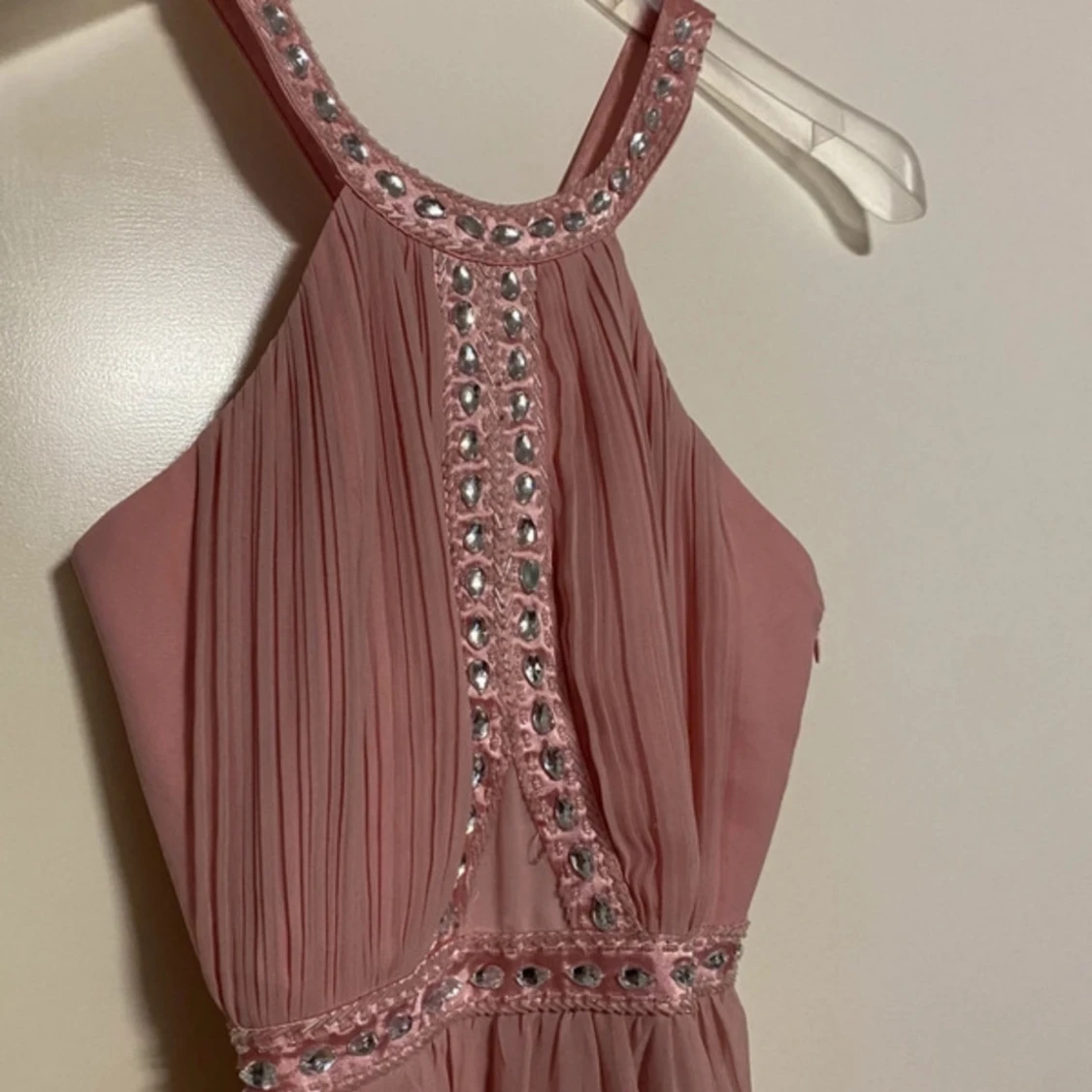 Rosa långklänning med pärldetaljer - 90