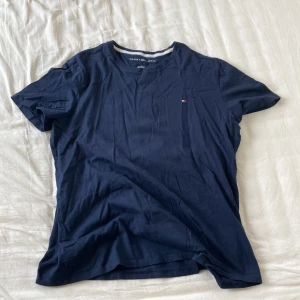 Tommy hilfiger t-shirt - Säljer en Tommy hilfiger t shirt i bra skick storlek m, marin/mörkblå. Inga defekter. Storlek M