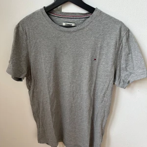 Tommy Hilfiger T-Shirt - 4st - Bra skick. Behöver strykas. Storlek M.