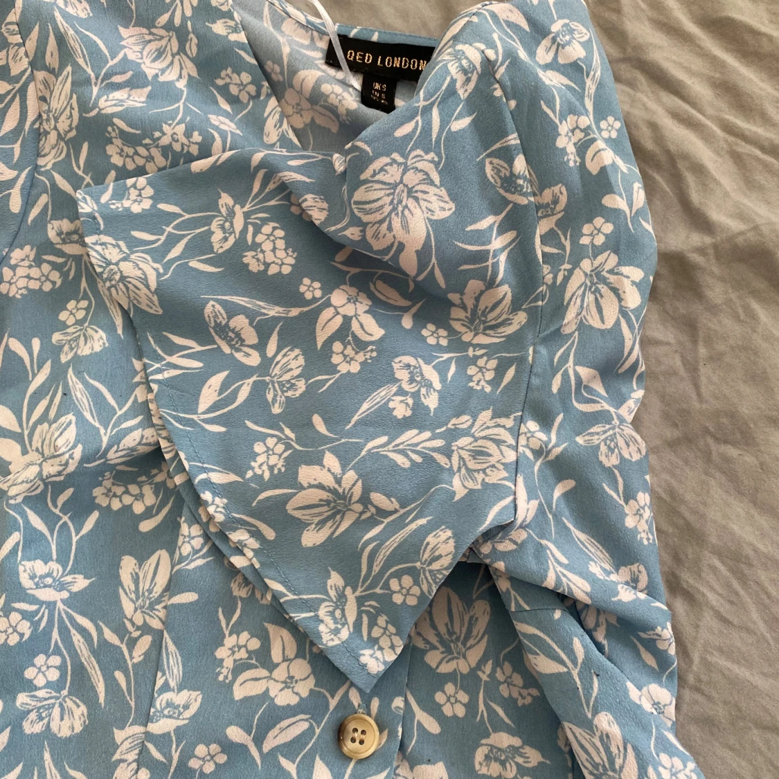 Söt blå blommig blus - 90