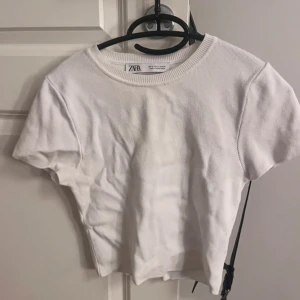 Topp - Bra skick. Lite nopprig om man kollar nära. 
