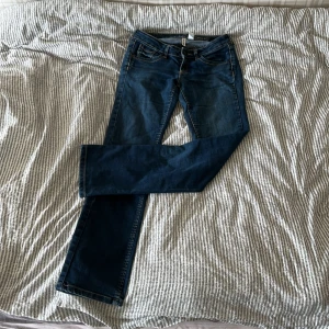 lågmidjade bootcut jeans storlek 34-36 - Säljer ett par as snygga mörkblåa lågmidjade bootcut jeans❤️Abslout inget fel på dom är tyvärr för korta för mig som är 167. Skulle verkligen passa någon som är runt 160-164. Jeansen är princip i nyskick, Säljer för 140kr! Hör bara av er av intresse💋