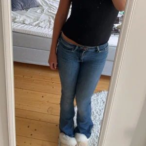 Lågmidjade bootcut jeans  - Säljer dessa snygga mörkblåa bootcut jeans som endast har använts ett fåtal gånger! Sitter perfekt på mig som är runt 168🥰Pris kan diskuteras!