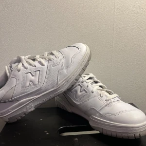 New balance 550 - Tja! Säljer mina sprillans nya new balance 550 i färgen vit! Skorna är i storlek 42 men passar också 43. Har använt de en gång när jag köpte de så i stort sett har skorna inga tecken av användning.Skriv gärna vid fundering!😁Nypriss 1699. Mötas sthlm!