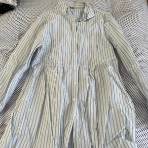 Randig kläning  - En randig kläning från bikbok