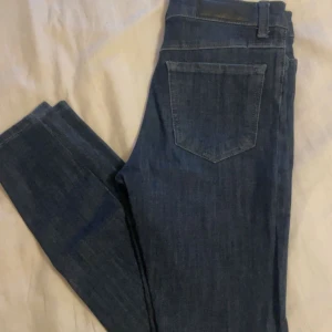 Mörkblå jeans  - Superfina mörkblå jeans från BikBok med perfekt passform. Byxorna är använda men i gott skick. 🌸