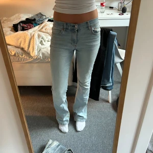 Utsvängda jeans  - Innerbenslängden: 83 cm Midjemåttet: 36 plus stretch 💕