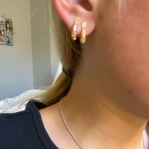 Örhängen i guld - INTE äkta. Är osäker men tror dem är från ur&penn för många år sen.