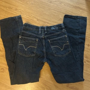 Diesel Jeans - Ett par marinblåa diesel jeans med häftiga detaljer. Sitter som en 36/38 i storlek sitter bra i längden för mig som är 177cm. Innerbendmått: 82 cm. Pris går att diskutera, skriv vid frågor!