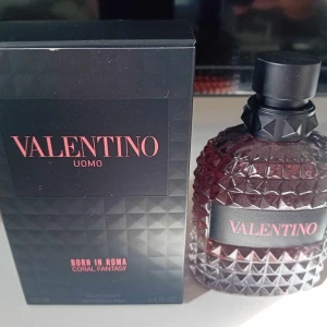 Valentino uomo born in roma coral fantasy - Knappt använd som man kan se på bilden Nypris:1400 Mitt pris:1000