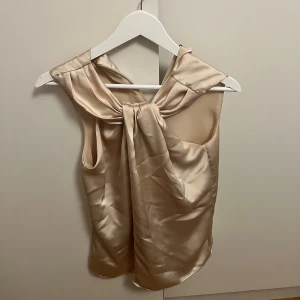 Satin topp - Superfin sarin topp med Knut. Stryks innan den skickas. 