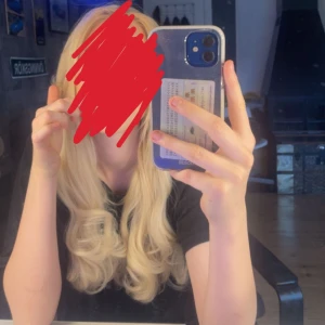 Löshår clips helt nytt - Säljer mitt löshår, inte äkta (syntet), helt nytt har bara klippt de, färgen är en rätt ljus blond. Köpte de helt nytt men färgen matchade inte min hårfärg. Går att platta och tvätta, jag har även fått till lockar på mitt egna sätt. 