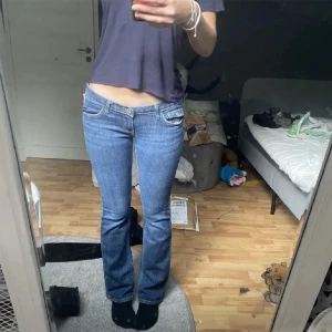 Lågmidjade utsvängda jeans - Inte alls använda! Passar storlek Xs och S🥰