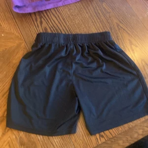 Det är Shorts som är använda 2 gånger och dom är för små för mig  - Det är det är bra kvalitet på dem dom är bra om man vill träna eller om man vill bada  
