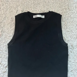 Svart topp - Jättefin svart ”stickad” topp från zara🥰🥰Lite smutsig vid sidorna men det går säkert bort i tvätten!! strl M men lite mindre i storleken, skriv för fler bilder eller frågor!!