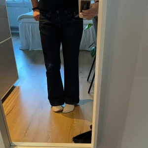 Lågmidjade jeans - Lågmidjade straight dit jeans från diesel. Storlek 30x32 men passar ändå bra på mig som brukar ha w28. De är uppsydda för att vara lagom till mig som är 160 cm men man kan lätt sprätta upp det och få 3 cm till på längden☺️