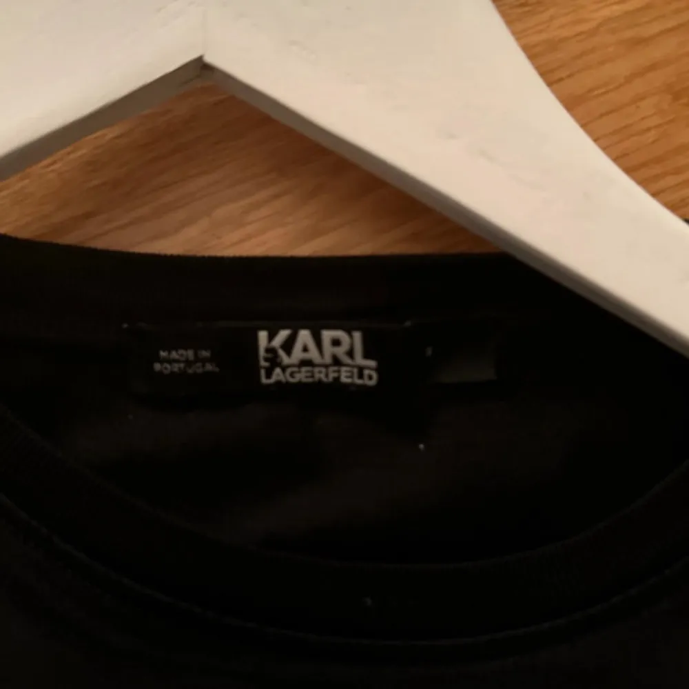 Söker nu denna skit snygga tröjan från Karl Lagerfeld, säljer då den knappt används längre  • nypris 750 • säljer för 350( pris kan diskuteras). T-shirts.