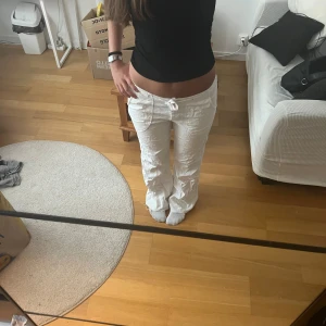 Linne byxor - Säljet dessa linnebyxor eftersom de inte kommer till användning! Knappt använda!💗 midjemått (rakt över) är 41cm💞💞 skriv om du har några frågor!