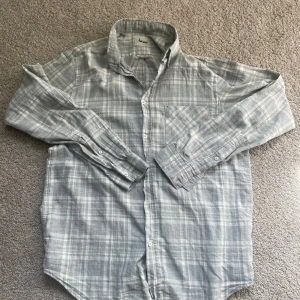 Acne studios skjorta - Säljer denna snygga acne studios skjorta som är rutig. Skicket är hyfsat (8,5/10). Nypris: 2800. Skriv för frågor, priset kan förhandlas vid snabb affär.