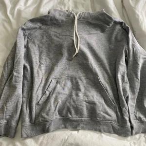 Grå hoodie - Grå hoodie från H&M i bra skick!
