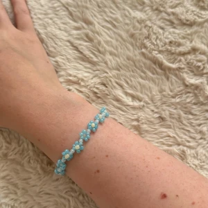 Handgjort armband - Handgjort armband i matrieal elastisk  Säljs för 70kr