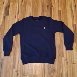 Ralph Lauren tröja  - Säljer min Snygga Ralph Lauren tröja i storleken S och är i väldigt bra skick. Nypris ligger runt 1000 kr, mitt pris är 550 kr, men priset kan diskuteras