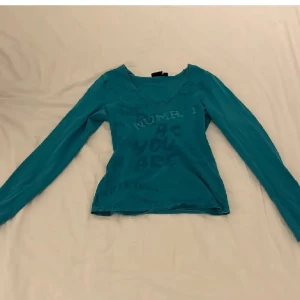 Turkos långärmad tröja - En jättefin turkos/blålångärmad tröja med v-ringning. inga defekter och endast använd ett par gånger. bilder från förra ägaren. ställ gärna frågor vid funderingar<3