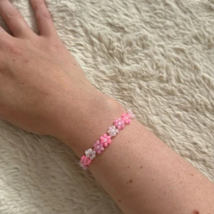 Handgjort armband - Handgjort armband i matrieal elastisk  Säljs för 70kr