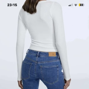 Långärmad vit tröja - Fin vit crop top som jag säljer då den ej kommer till användning