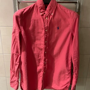 Ralph lauren skjorta - Fet Ralph skjorta, säljer pga att den inte används och använd 2-3 gånger, skick 10/10. Tveka inte om frågor
