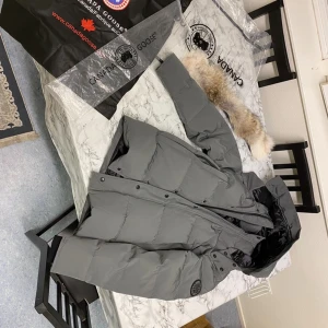 Canada coose jacka  - Hejsan jag vill sälja min Canada Goose jacka  för den passa inte min still alls men den är i riktig bra skick och den är ganska varm och skön jacka kan fixa mer bilder för intresse om ni har non fråga höra bara av er hoppas vi hörs hade bra 👍 