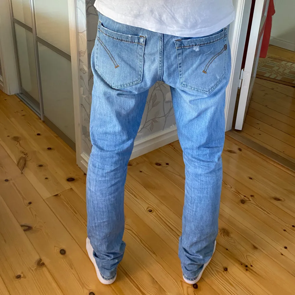 Säljer dessa jeans från dondup i storlek 34. Modellen är cirka 185. Skick på jeansen är grymt bra och finns inget tecken på användning. . Jeans & Byxor.