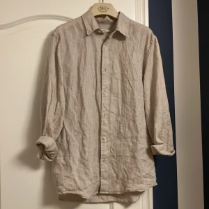 Linneskjorta Cubus beige - Nypris 600kr mitt pris 300kr aldrig tvättad använd en gång 100% linne